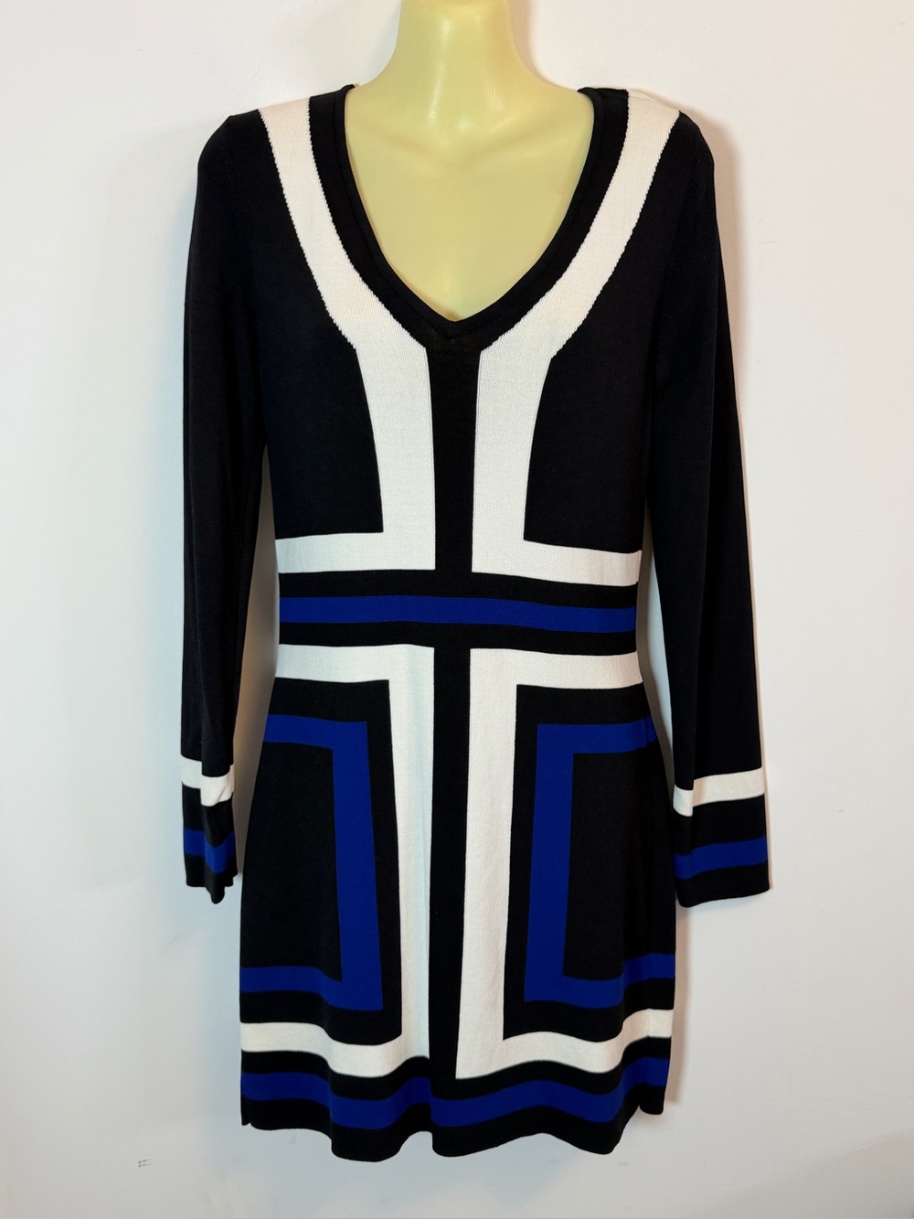 INC Black, White & Blue V‑Neck Geometric Knit Long Sleeve Dress